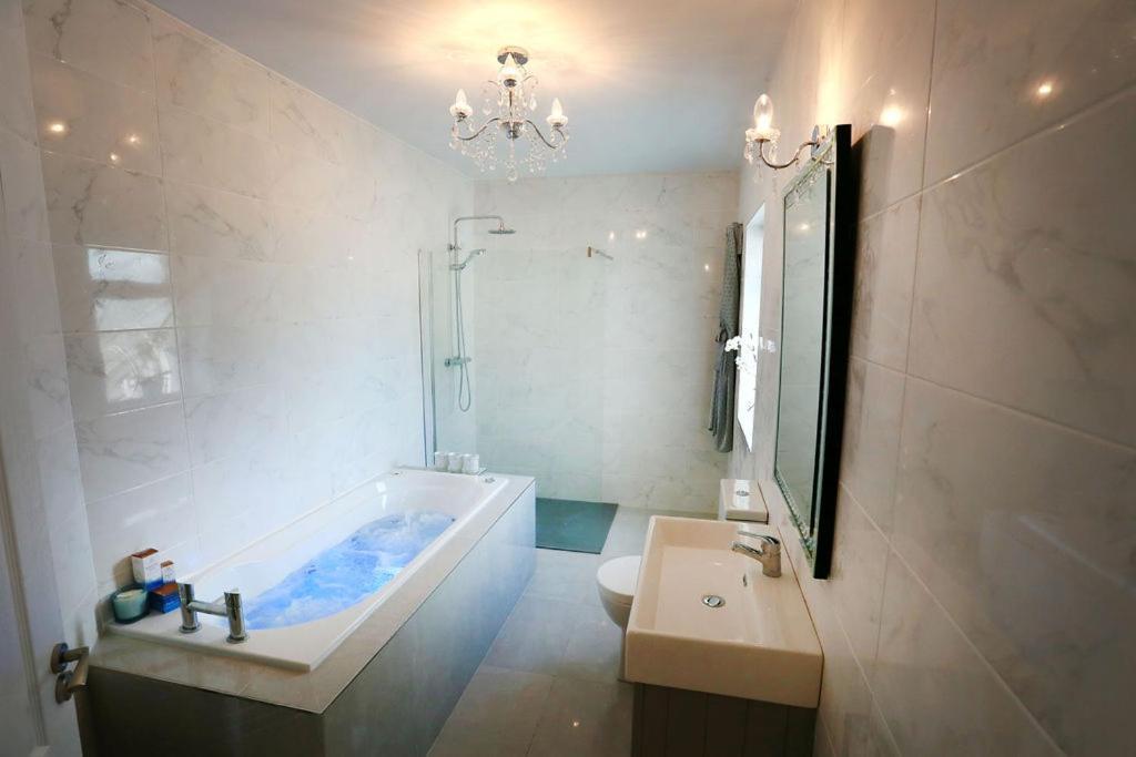 Luxury 6 Bedroom Spiddal Villa, Jacuzzi, Balcony Galway Bagian luar foto